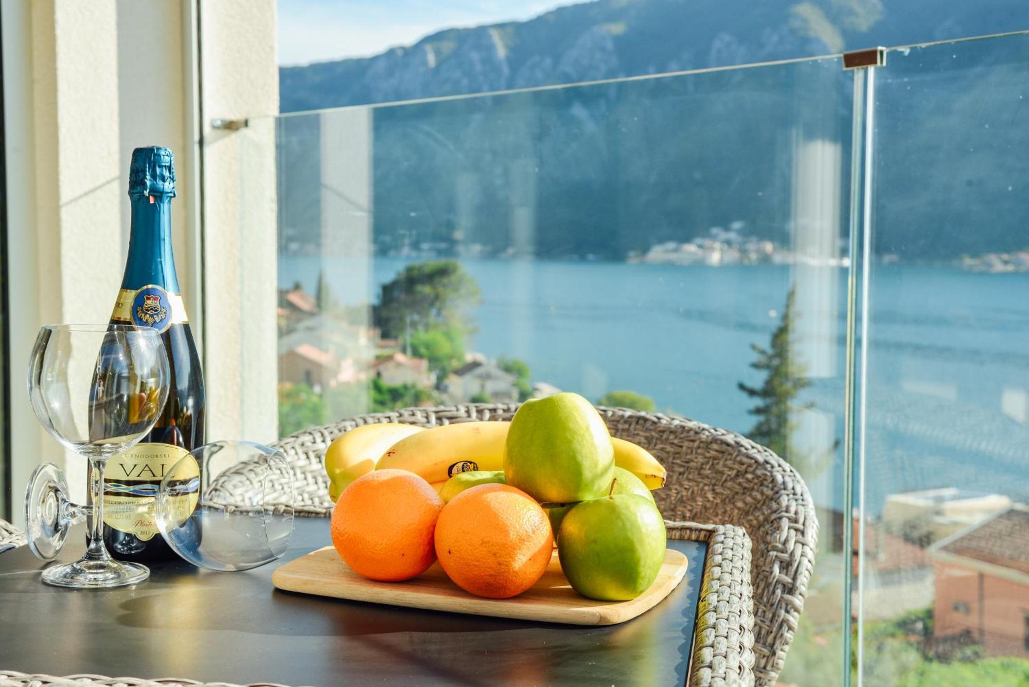 Sea View Apartment For 4 Kotor Exteriör bild