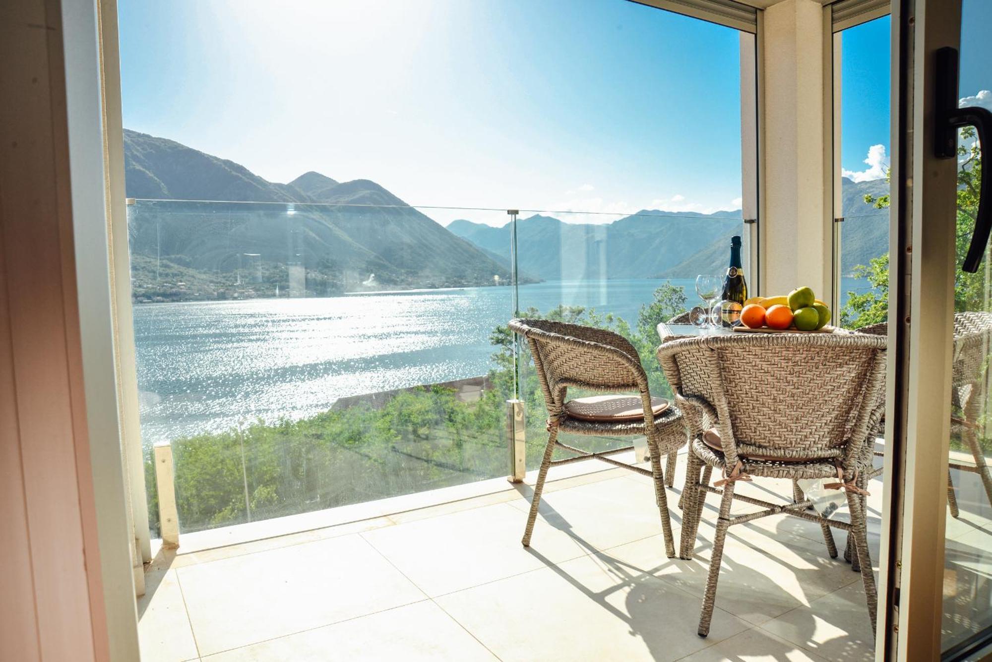 Sea View Apartment For 4 Kotor Exteriör bild