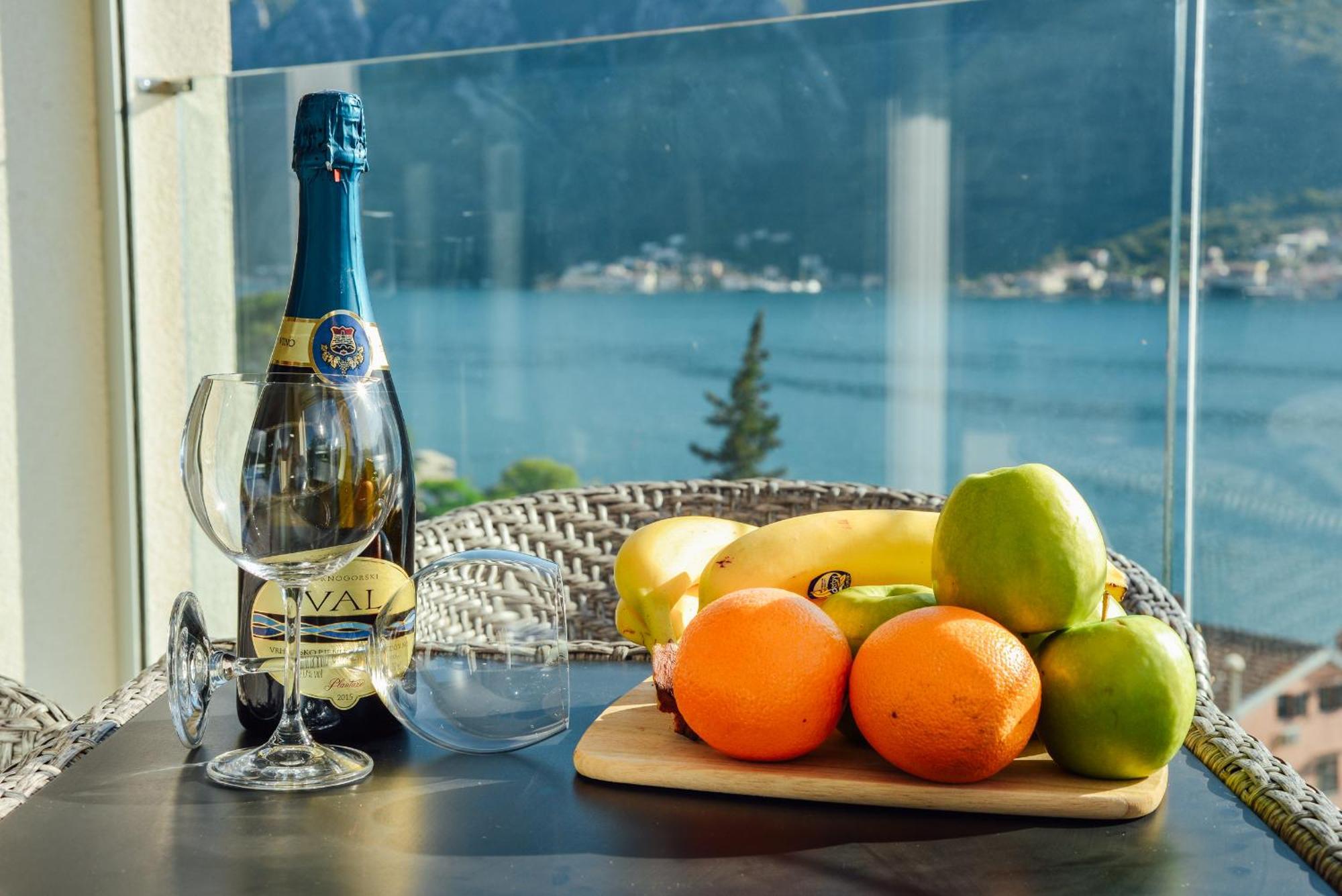 Sea View Apartment For 4 Kotor Exteriör bild