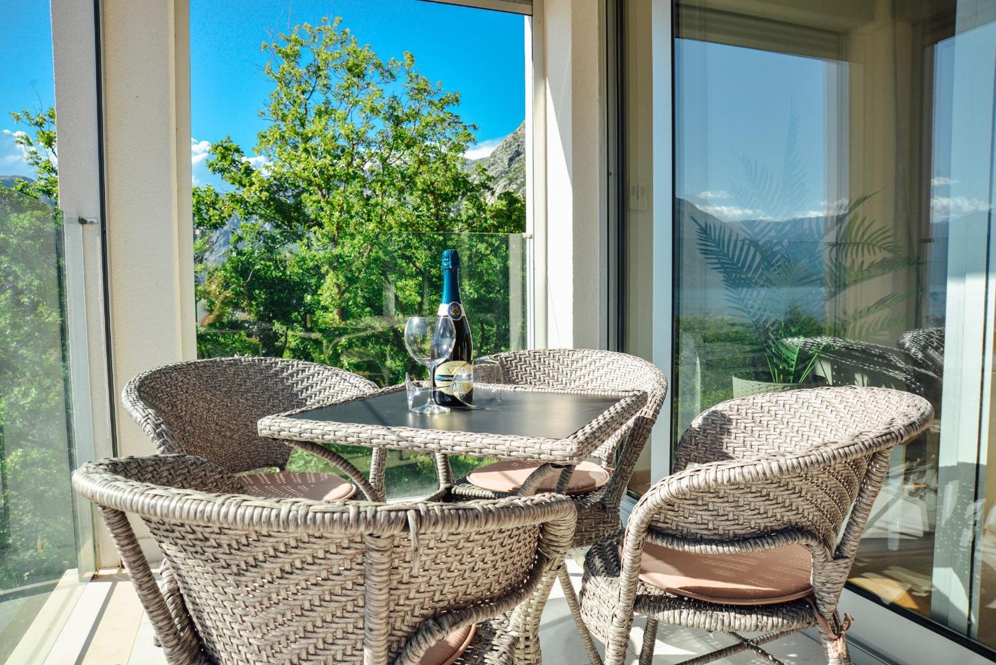 Sea View Apartment For 4 Kotor Exteriör bild