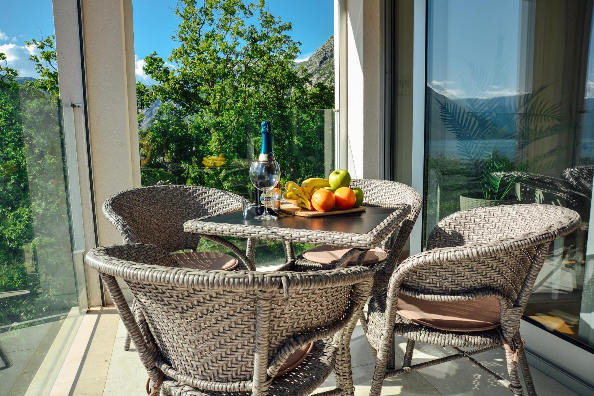 Sea View Apartment For 4 Kotor Exteriör bild