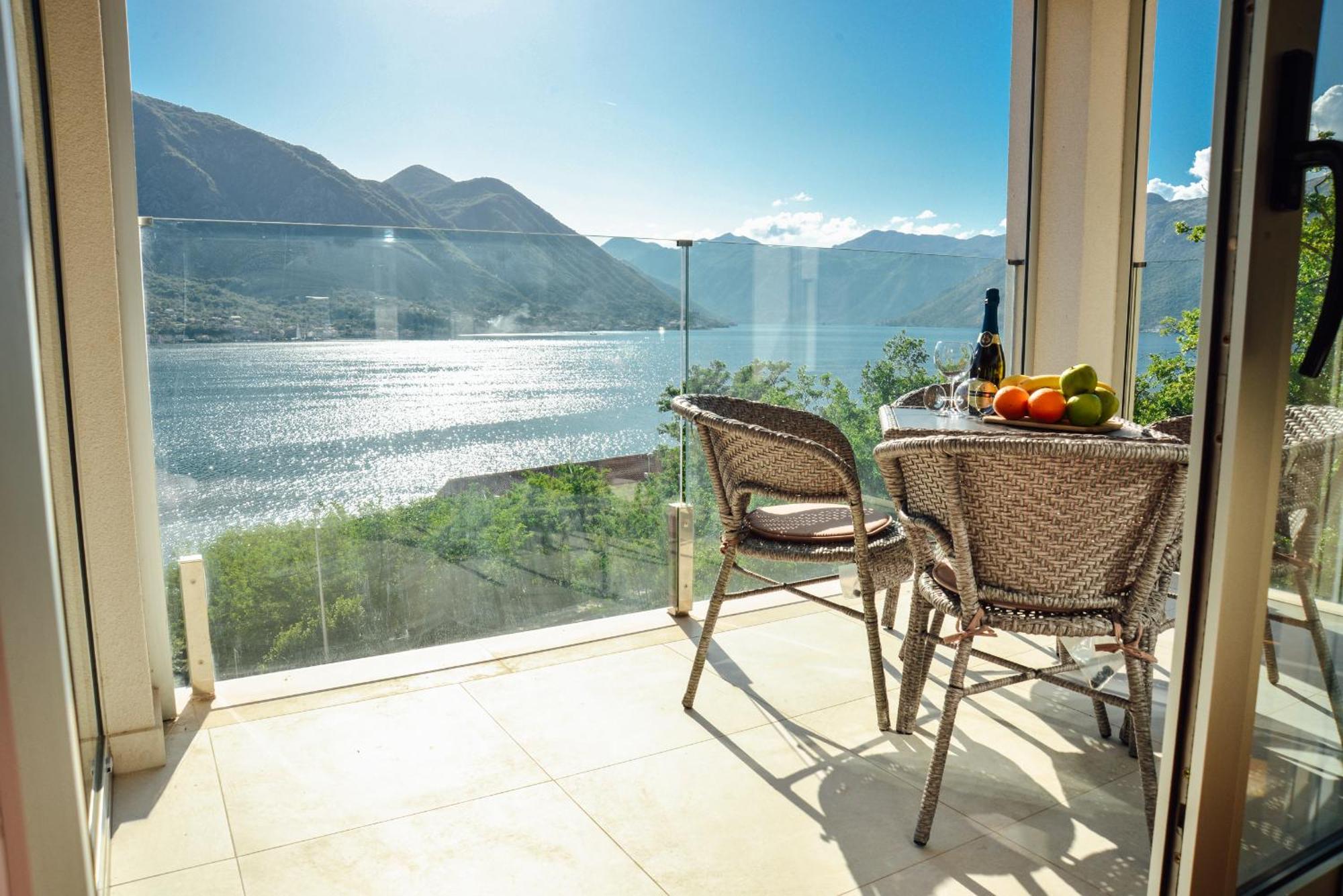 Sea View Apartment For 4 Kotor Exteriör bild
